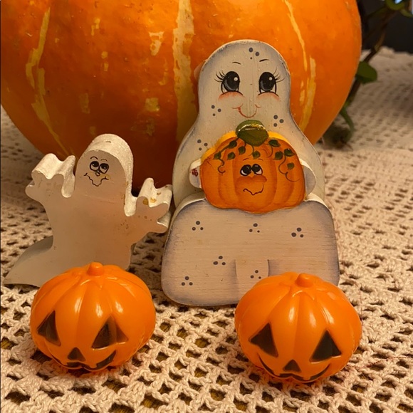 4pc Halloween Hand Painted Ghosts and 2 pumpkins💕